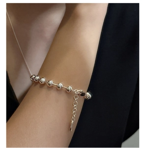 Dettaglio di un bracciale a sfere regolabile in argento sterling S925 indossato