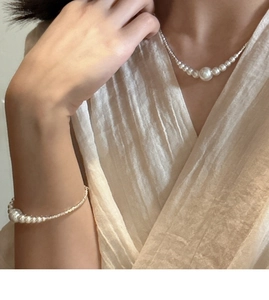 Detail of elegant S925 silver necklace and bracelet set with gradient pearl beads