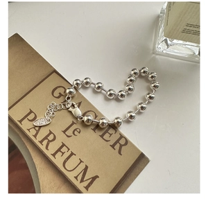 Dettaglio ravvicinato del braccialetto di perline in argento sterling S925 con chiusura