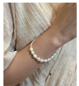 Baroque pearl bracelet with S925 silver heart charm and adjustable chain on wrist