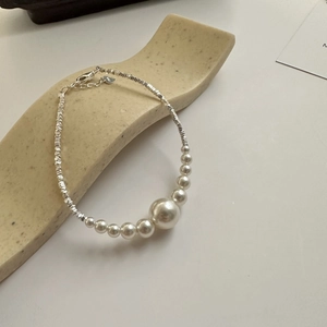Elegant S925 silver pearl bracelet featuring gradient white beads and heart charm
