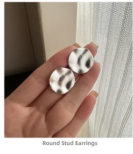 Makroaufnahme von S925 Silber Ohrsteckern mit unregelmäßiger Hammerschlagstruktur