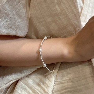 Minimalist S925 sterling silver chain necklace featuring three elegant white pearls