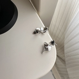 Minimalist S925 sterling silver ruffled geometric hoop earrings with polished finish