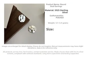 Makro-Detail von S925 Sterling Silber Ohrringen mit gehämmerter Textur und Metall-Stempel