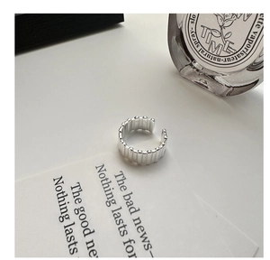 Detailed macro view of the 925 silver ring featuring a vertical ribbed textured design