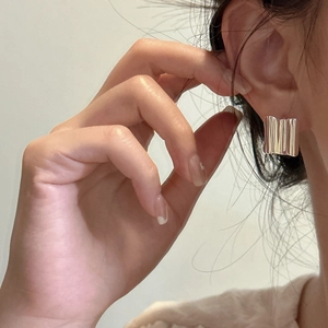 Minimalist S925 sterling silver square hoop earrings with textured wave pattern on model