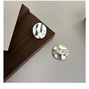 Nahaufnahme der S925 Sterlingsilber-Ohrringe mit Punzierung und matter Wellenstruktur