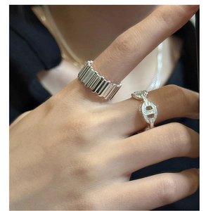 Macro shot of S925 silver rings featuring wide ribbed texture and classic chain link design