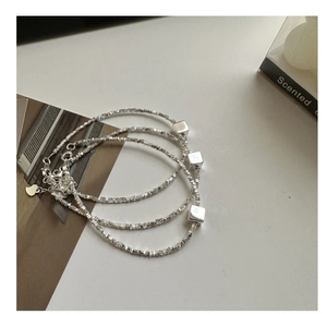 Détail du collier en argent sterling S925 avec perle carrée et petit pendentif en cœur