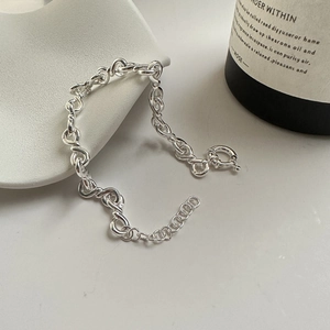 Polished S925 sterling silver figure-eight knot chain bracelet with adjustable clasp