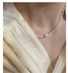 Détail d'un collier minimaliste en argent sterling S925 avec pendentif carré géométrique