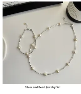 Gros plan sur l'ensemble collier et bracelet en argent S925 et perles d'eau douce
