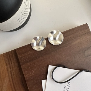 Minimalistische S925 Sterling Silber Ohrringe in Knitter-Optik auf Holzuntergrund