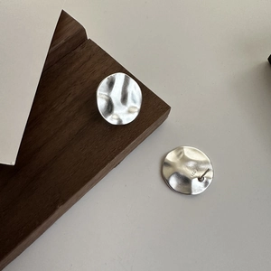 Minimalistische S925 Sterlingsilber Ohrringe mit runder matter Hammerschlag-Optik