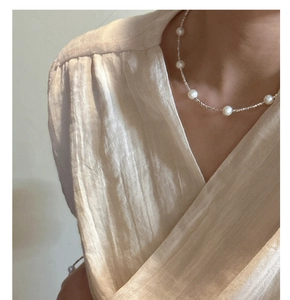 Détail du collier en argent S925 avec perles d'eau douce porté par un mannequin
