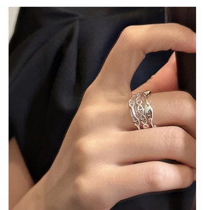 Detail of three-layer 925 sterling silver ring with iconic anchor chain link design