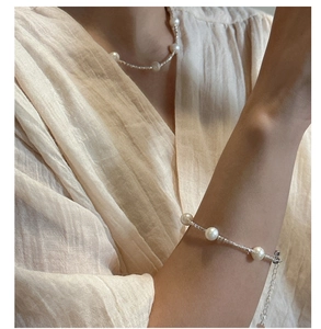 Détail du parure collier et bracelet en argent S925 avec perles d'eau douce blanches