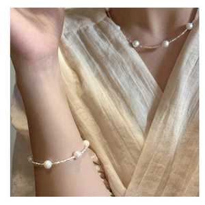 Détail de l'ensemble collier et bracelet en argent S925 avec perles blanches rondes