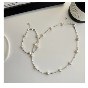 Détail de l'ensemble collier et bracelet en argent S925 avec perles d'eau douce