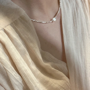 Élégant collier cube en argent S925 avec perles d'argent texturées et irrégulières