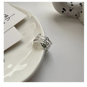 Detailed view of 925 sterling silver triple-layered anchor link ring on a ceramic plate