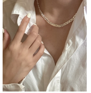 Collana a catena mariner in argento sterling S925 indossata con una camicia bianca