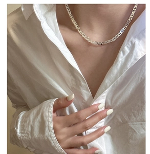 Dettaglio della collana a catena mariner in argento S925 su una camicia bianca