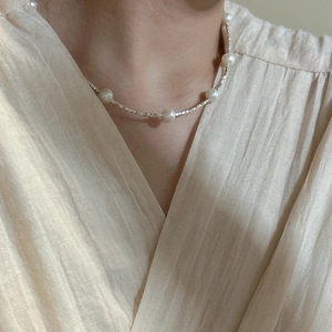 Collier élégant en argent S925 avec perles d'eau douce sur le cou du modèle