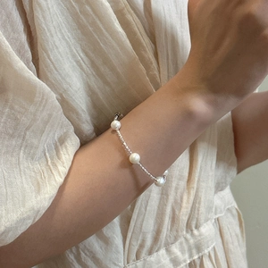 Élégant collier en argent S925 avec perles d'eau douce et billes sur un poignet féminin