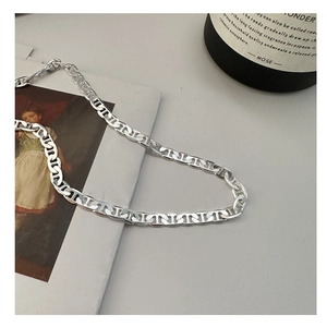 Dettaglio della collana a catena ancora in argento sterling S925 con finitura lucida