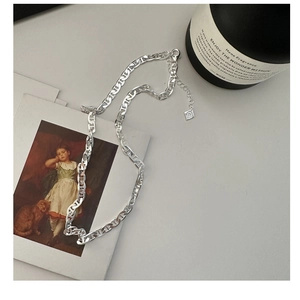 Vista dettagliata della collana a catena a naso di maiale in argento con maglie lucide