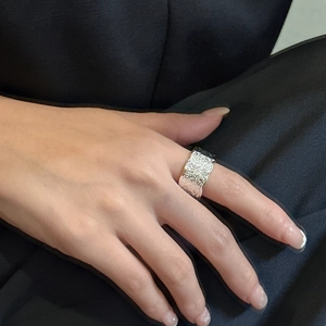 Vintage engraved S925 sterling silver band ring with floral vine pattern on model finger