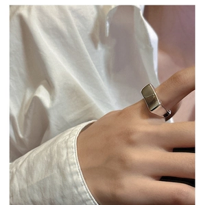 Détail d'une bague ouverte géométrique carrée en argent S925 portée sur le doigt