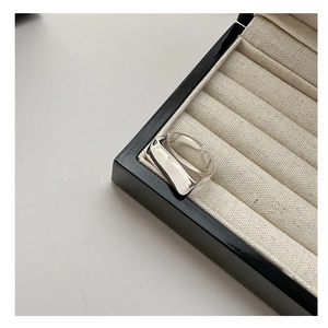 Détail de la bague large géométrique irrégulière en argent S925 sur un écrin à bijoux