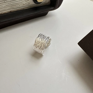 Retro S925 sterling silver wide open ring featuring intricate vintage vine engravings