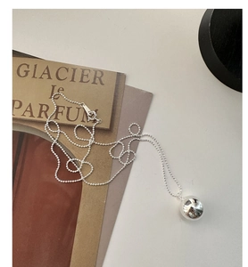 Détail macro du collier pendentif boule en argent 925 avec chaîne à billes polie