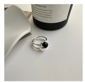 Macro shot of S925 sterling silver ring featuring black agate and unique hammered texture