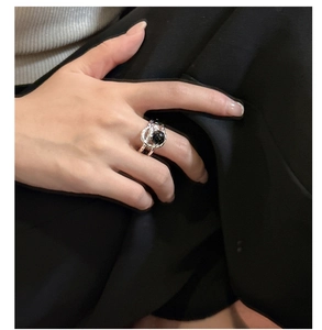 Close-up of S925 sterling silver ring featuring a black agate stone and textured band
