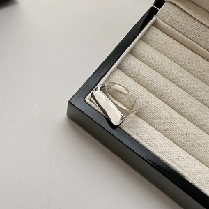 Bague carrée en argent sterling S925 minimaliste présentée dans un coffret à bijoux