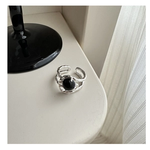 Detailed view of S925 silver ring featuring black onyx and irregular molten texture surface