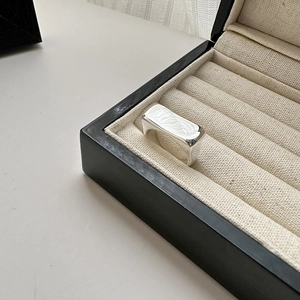 Bague carrée minimaliste en argent sterling S925 avec une finition polie miroir