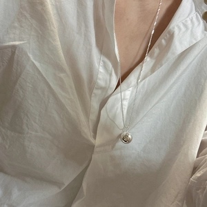 Collier minimaliste en argent sterling 925 avec pendentif boule porté par un mannequin