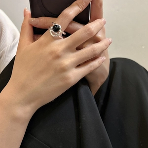 S925 sterling silver ring with irregular texture and black onyx bead on model hand