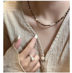 Détails du collier de perles en œil de tigre fait main et bague minimaliste en argent