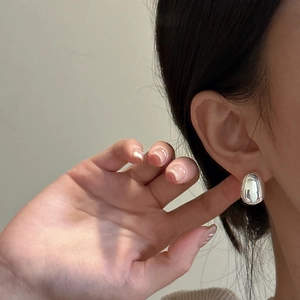 Polished S925 sterling silver waterdrop earrings on model showing minimalist style