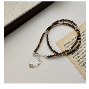 Détail du fermoir mousqueton en argent S925 et pendentif cœur sur collier œil de tigre