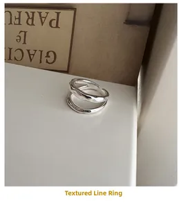 Vue détaillée de la bague en argent double couche avec lignes texturées et design minimaliste chic