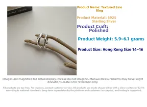 Détail de bagues en argent sterling S925 texturées avec finition polie sur bois naturel