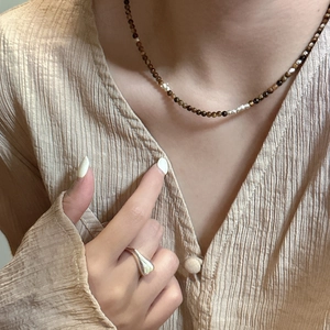 Collier en argent S925 avec pierres oeil de tigre et bague large minimaliste irrégulière